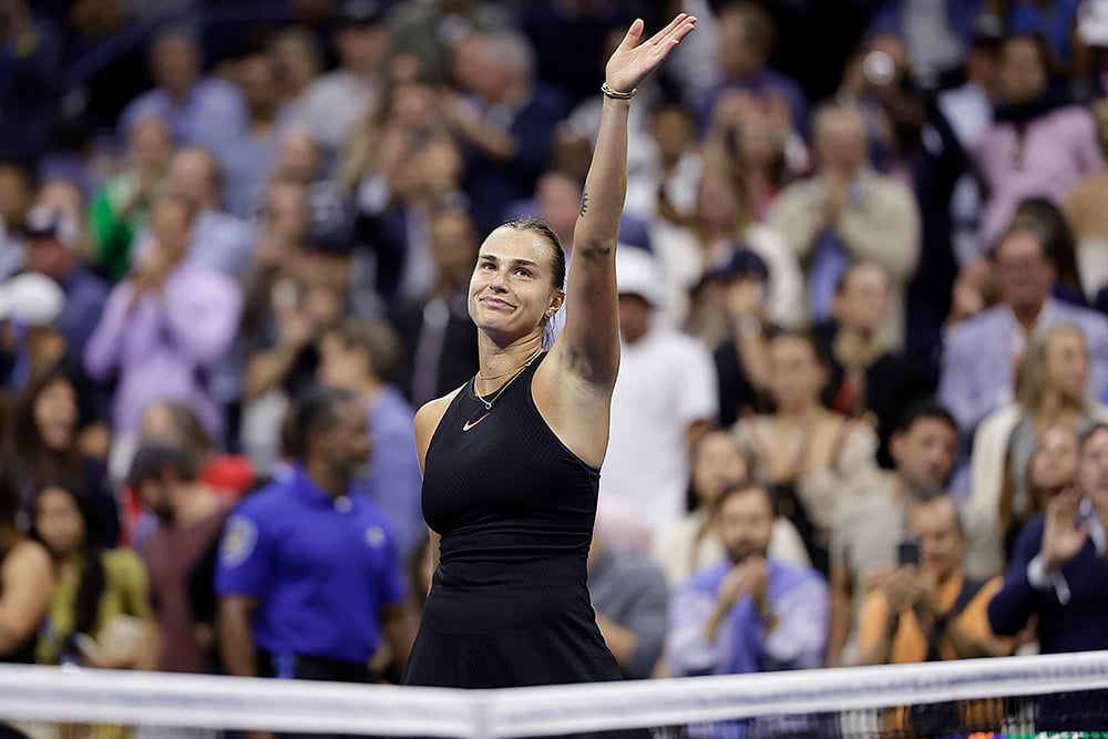 | Photo: AP/Adam Hunger : 2024 US Open quarterfinals: Aryna Sabalenka, of Belarus, waves after defeating Zheng Qinwen, of China